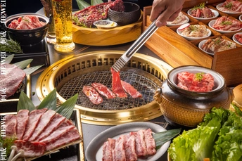 不同类型的肉类和菜肴摆放在一张桌子上。