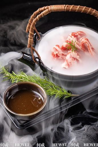 一碗汤 里面有肉和热酱