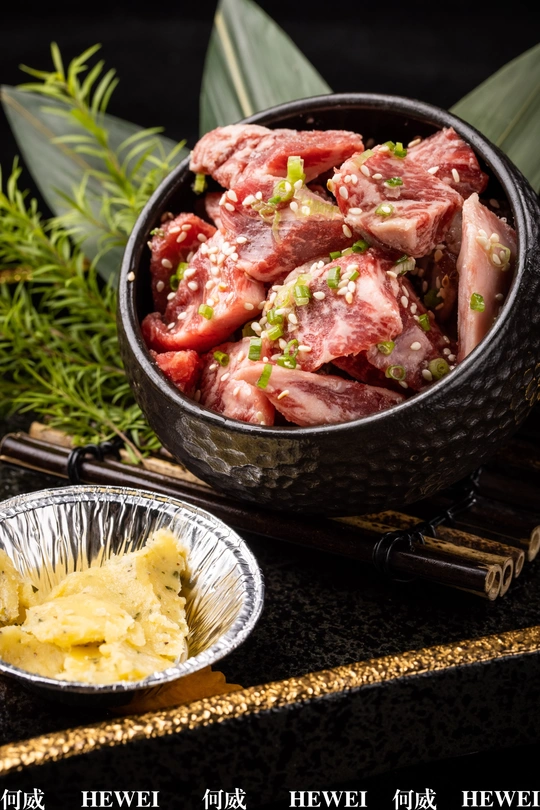 一盘肉、米饭和其他配料放在桌子上 用筷子。