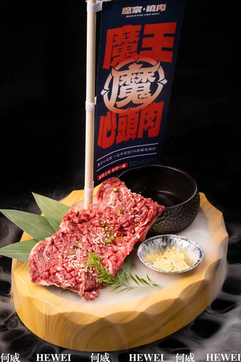 日本食物 served on a wooden plate with chopsticks