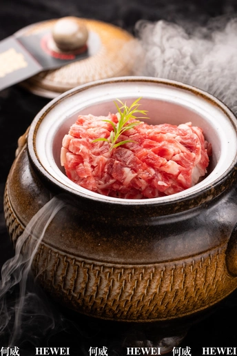 一盘食物和一个小碗在桌子上