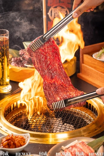 火焰上的烧烤牛排