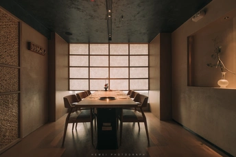 一个带有大型餐桌和椅子的餐厅