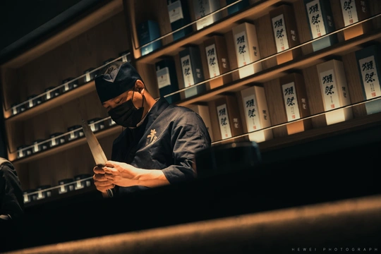 一个坐在图书馆柜台旁的男人正在看他的手机