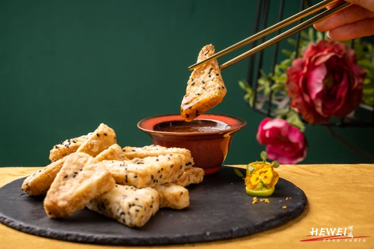 食物盘 带酱汁和筷子