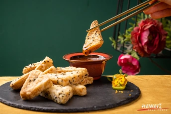 食物盘 带酱汁和筷子