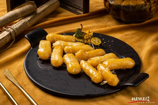 一张黄桌布上放着中国小吃