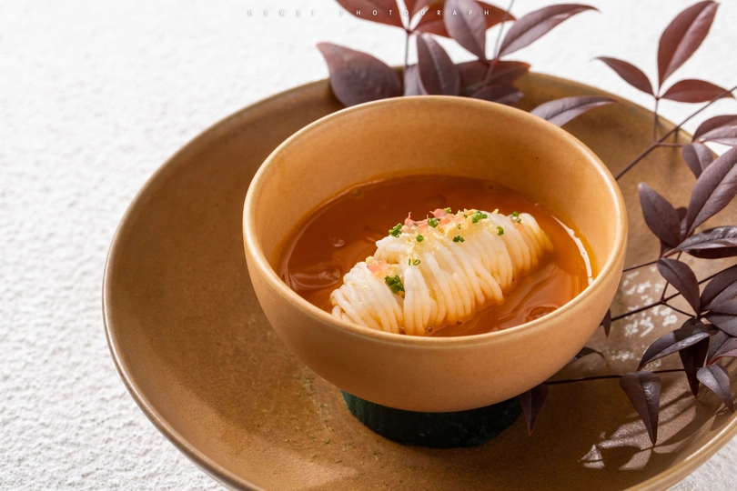 一碗汤面在盘子里