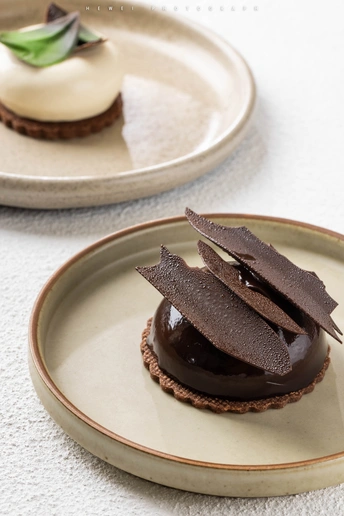 一个小甜点放在盘子上 放在桌子上