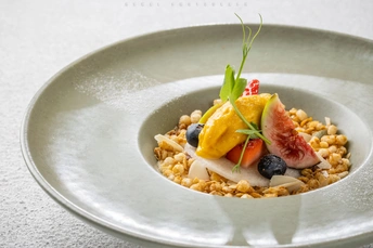 一个人面前的一盘食物