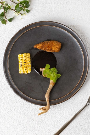 一个覆盖着食物的黑色盘子