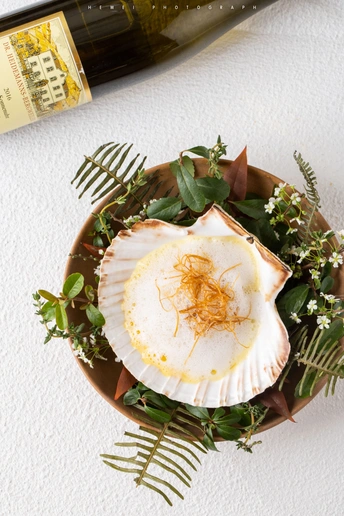 一盘花和一瓶酒