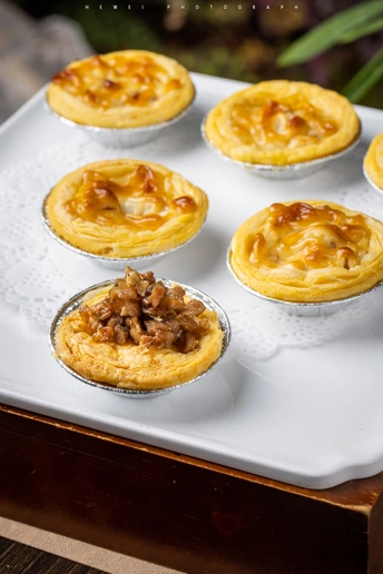 一个白色盘子上放着迷你派