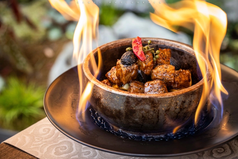 一个有火焰从里面冒出的碗