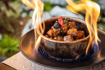 一个有火焰从里面冒出的碗