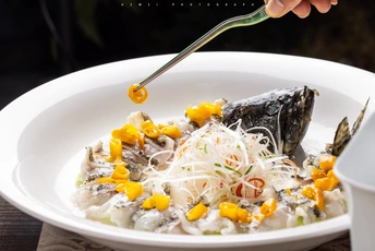 鱼、米饭和蔬菜的白色盘子 以及一把叉子