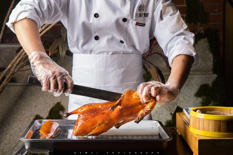 厨师在托盘上切火鸡