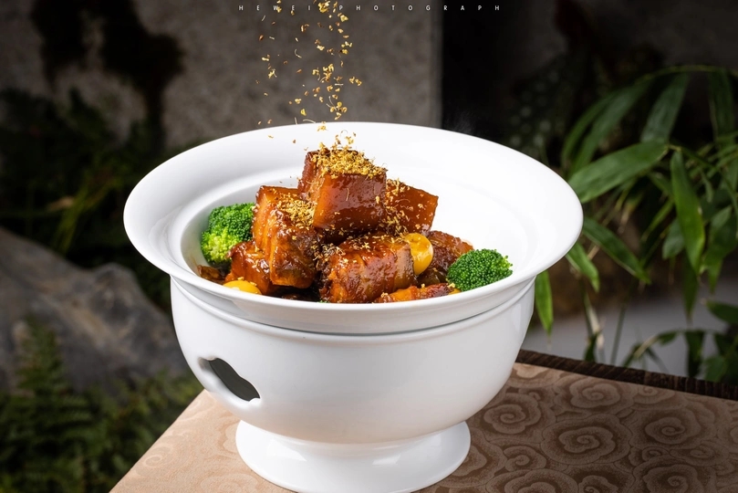 一碗白瓷盘中肉和西兰花