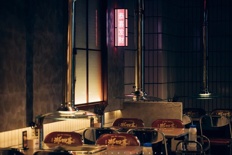 空荡荡的桌椅在一个昏暗的房间里