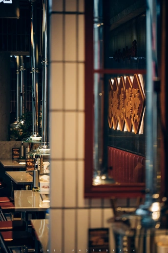 一个带镜子的餐厅和桌子