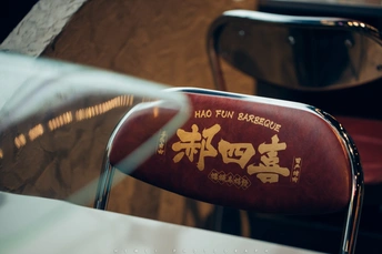 在日本东京的一家餐厅里有一把椅子