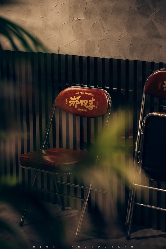 两把红椅子坐在墙前