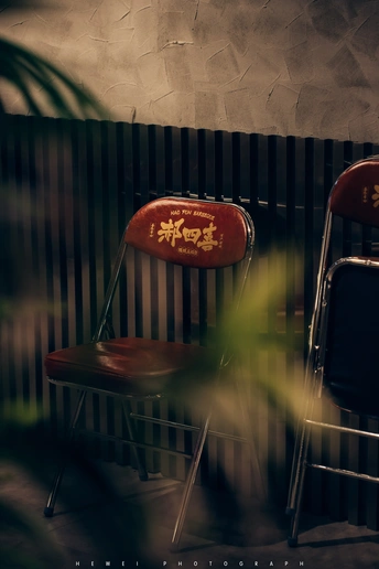 两把红椅子坐在墙前