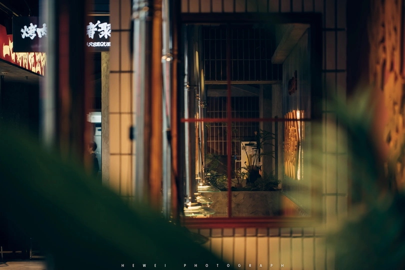 一个小建筑的门和窗在夜晚