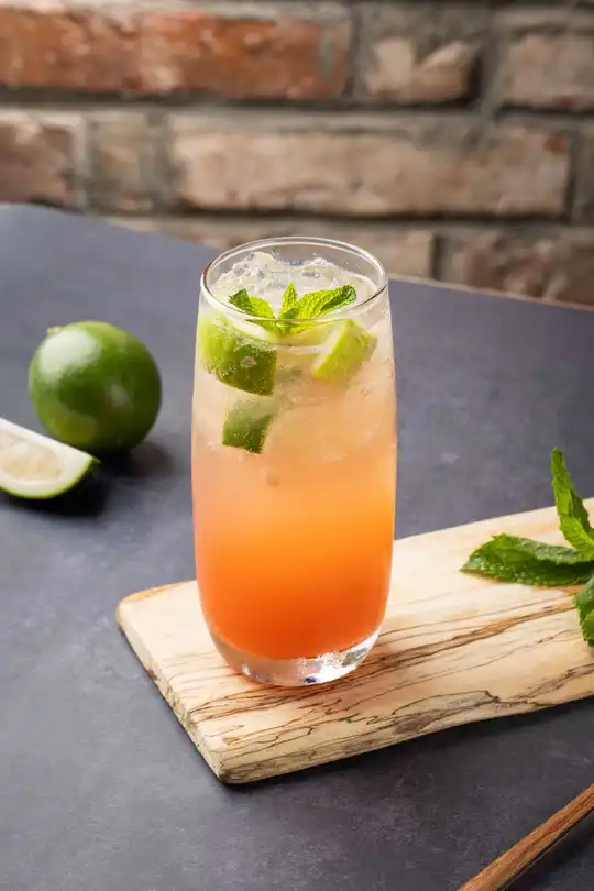 柠檬和薄荷在一杯玻璃杯中