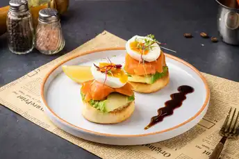 桌子上放着一个带有小三明治的白盘子