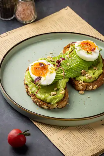 开放式三明治 配以鳄梨、鸡蛋和番茄在吐司上。