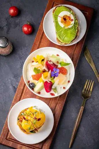 盘子上有食物和水果 用于早餐