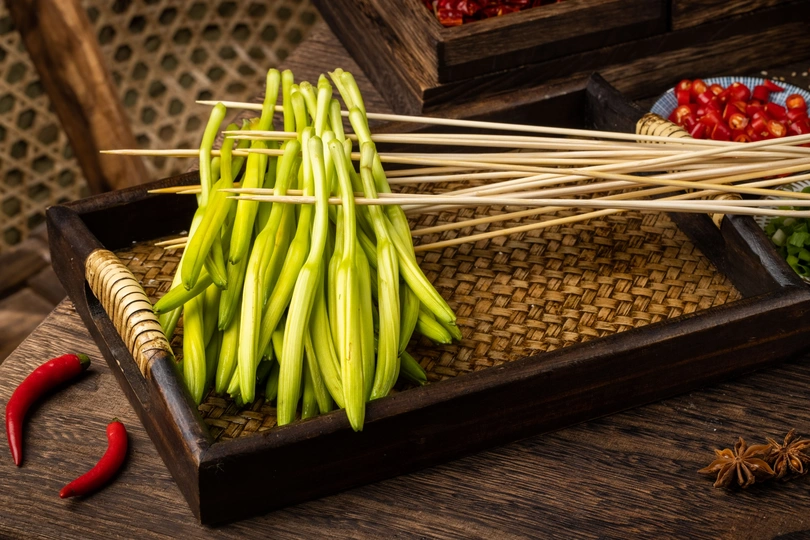 一个木盘 上面有筷子、一个碗和碗里的绿豆。