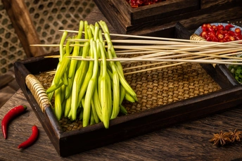 一个木盘 上面有筷子、一个碗和碗里的绿豆。