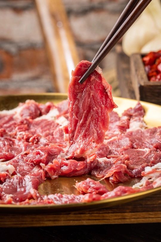 一盘带筷子的生牛肉