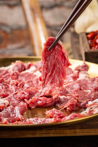 一盘带筷子的生牛肉