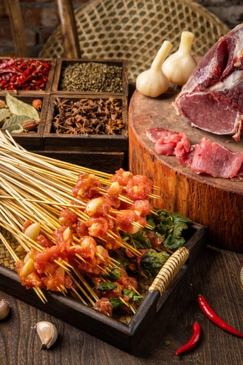 木桌上的一道带有肉和香料的食物