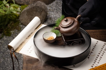 一张桌子 一壶茶 一杯茶 一个小盘子