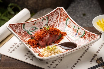 一份带有肉、米饭和酱汁的盘子