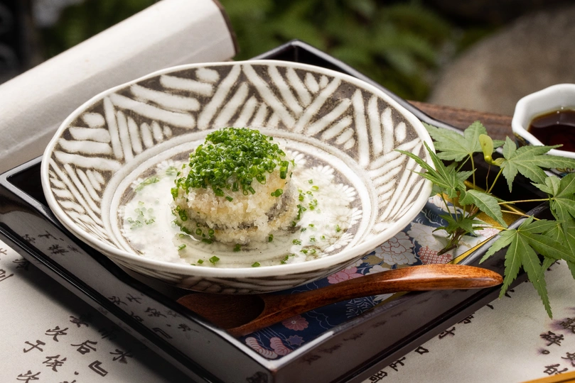 一份带有米饭和酱汁的盘子