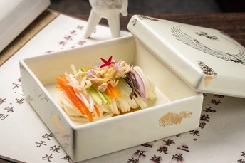 一小碗面条和蔬菜在一个方碗里