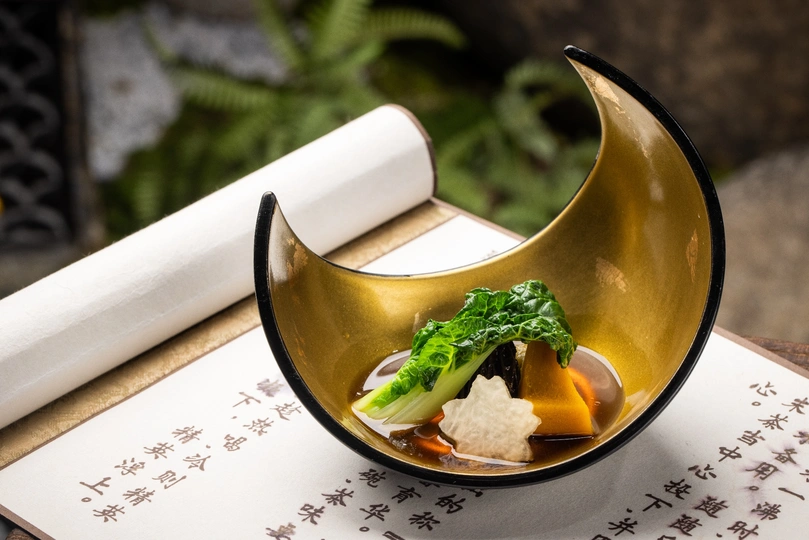 一个带金边的碗