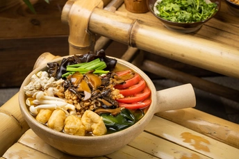 一碗食物在木桌上