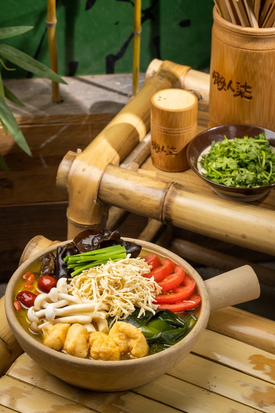 一碗面条和蔬菜放在木桌上