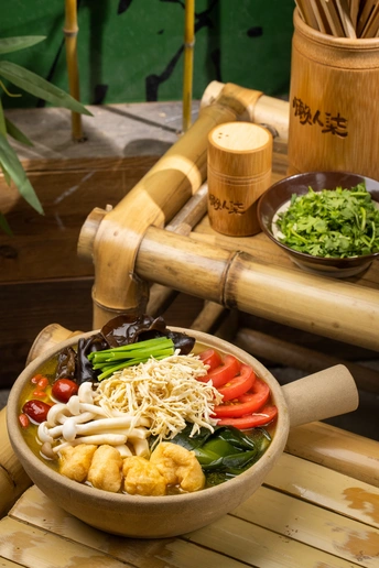 一碗面条和蔬菜放在木桌上