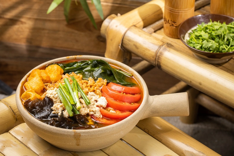 一碗食物在木桌上