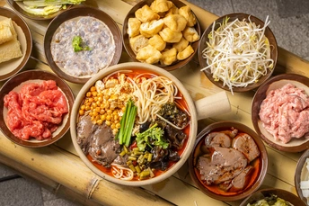 桌子上放着各种食物盘。