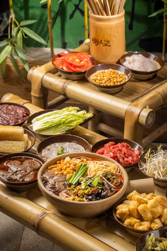 各种美食的桌子