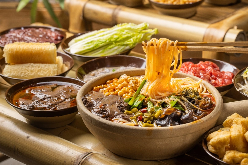 桌子上摆满了各种食物碗。