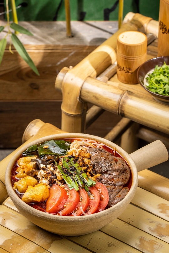 一碗汤放在木桌上